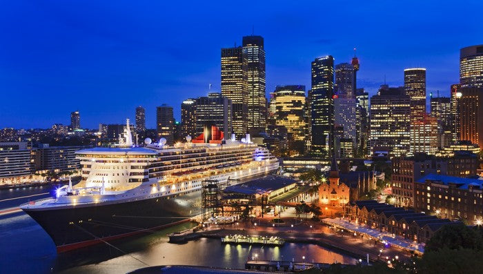 QM2 in Circular Quay at twilight