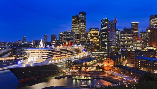 QM2 in Circular Quay at twilight